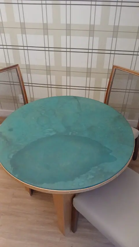 Mesa de feltro verde antes da limpeza