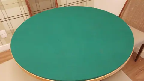 Mesa de feltro verde depois da limpeza