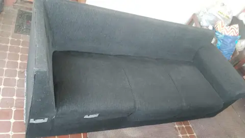 Sofá cinza depois da limpeza